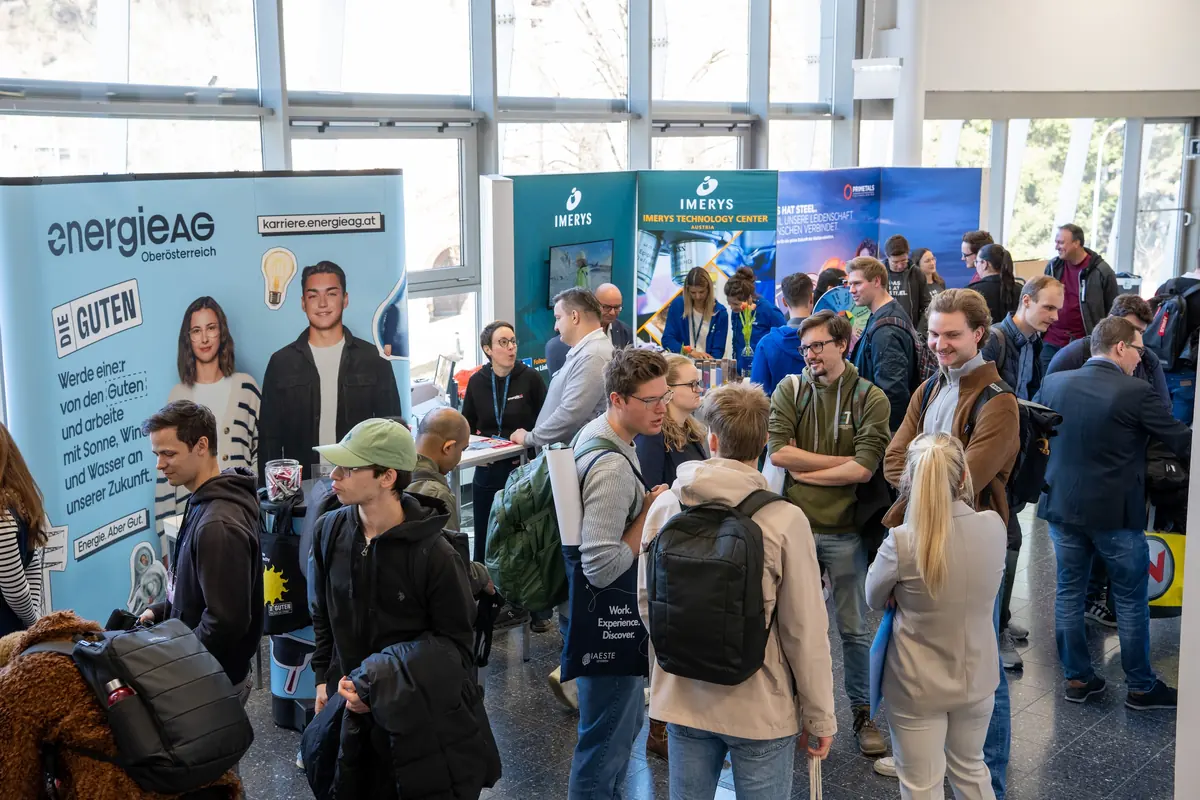 Students and recruiters at a career fair run with Konvio.